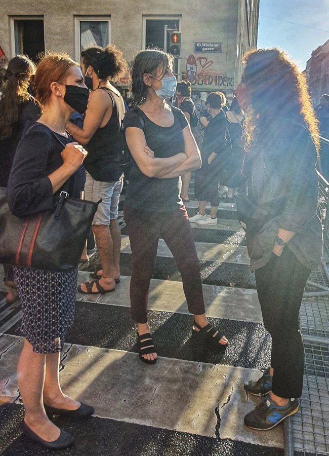 Birgit Hebein (m.) bei Kurden-Demo