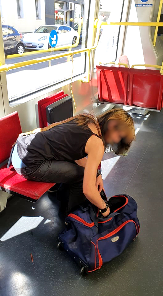 Eine Wienerin wurde gesehen, wie sie eine Schlange um den Hals in einer Straßenbahn transportierte.