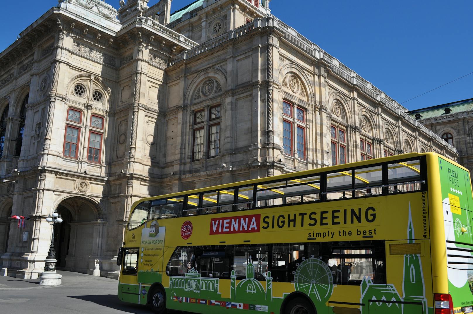 Für die Entdecker geht es mit den gelben Doppeldeckerbussen entlang der wichtigsten Sehenswürdigkeiten der Bundeshauptstadt.