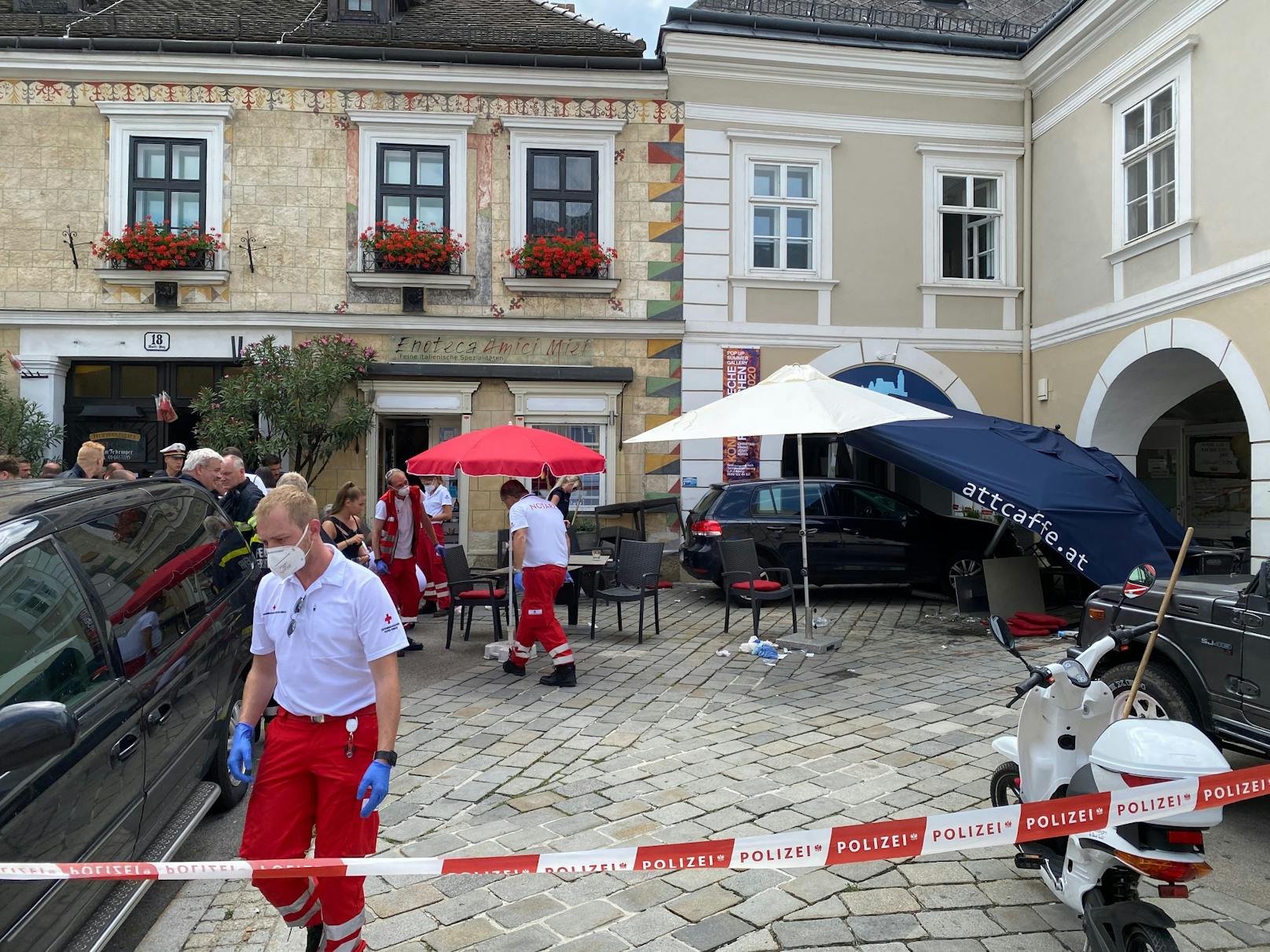 Auto fuhr in Schanigarten in Perchtoldsdorf