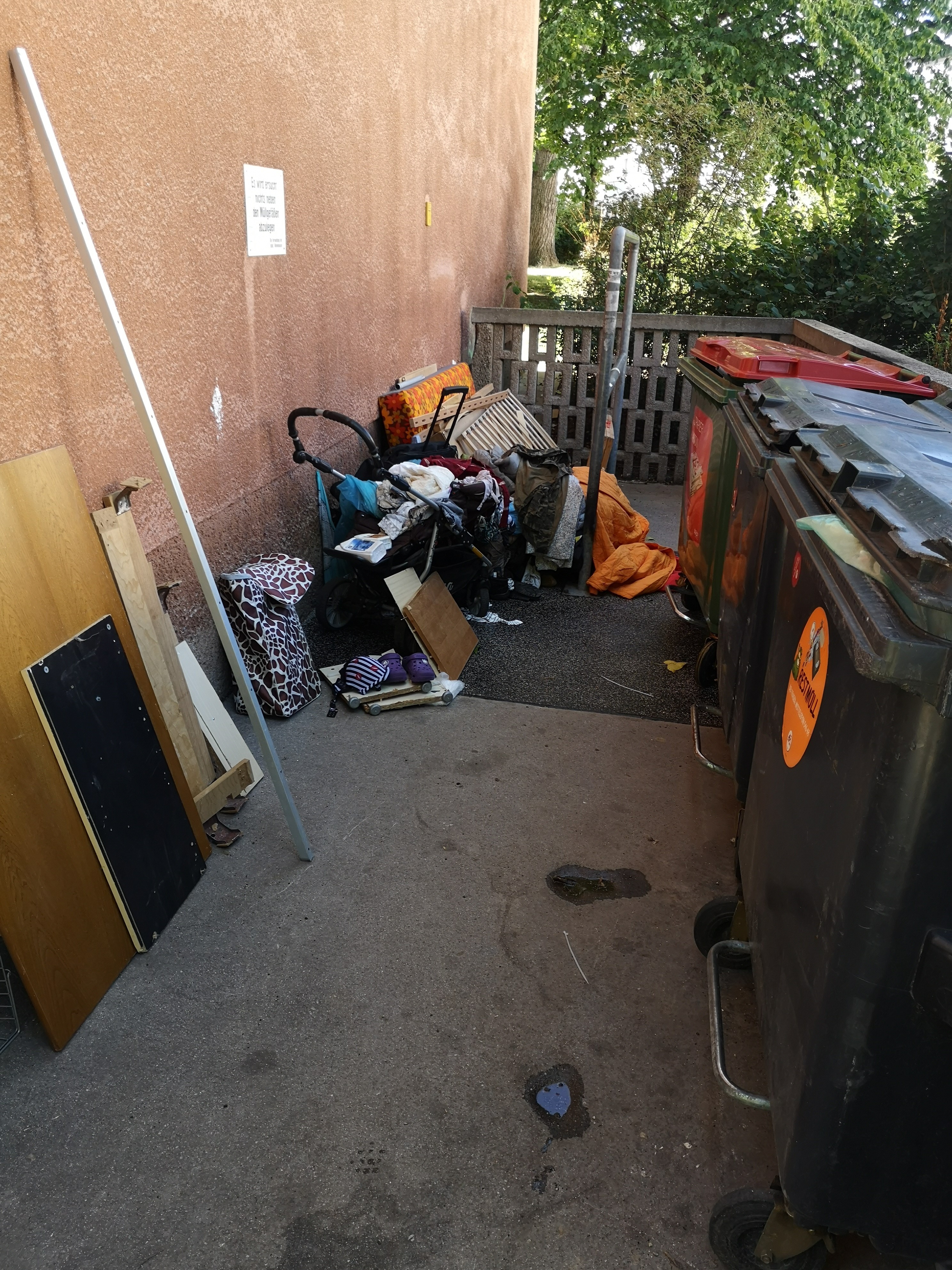 Unbekannte entsorgen ihren Müll einfach beim Gemeindebau