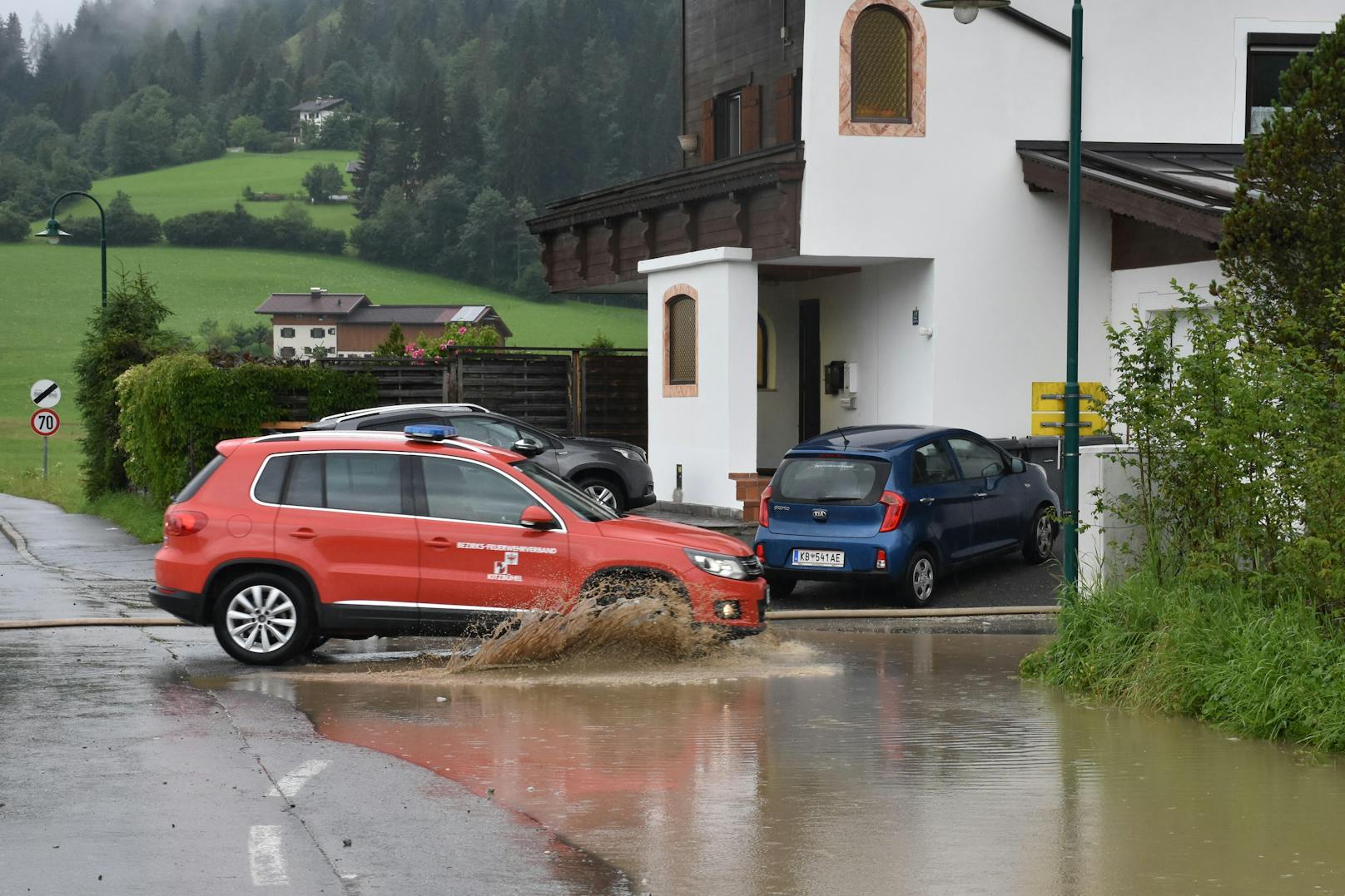 Hagelschauer und Starkregen haben am Mittwoch in Tirol eine Spur der Verwüstung hinterlassen.