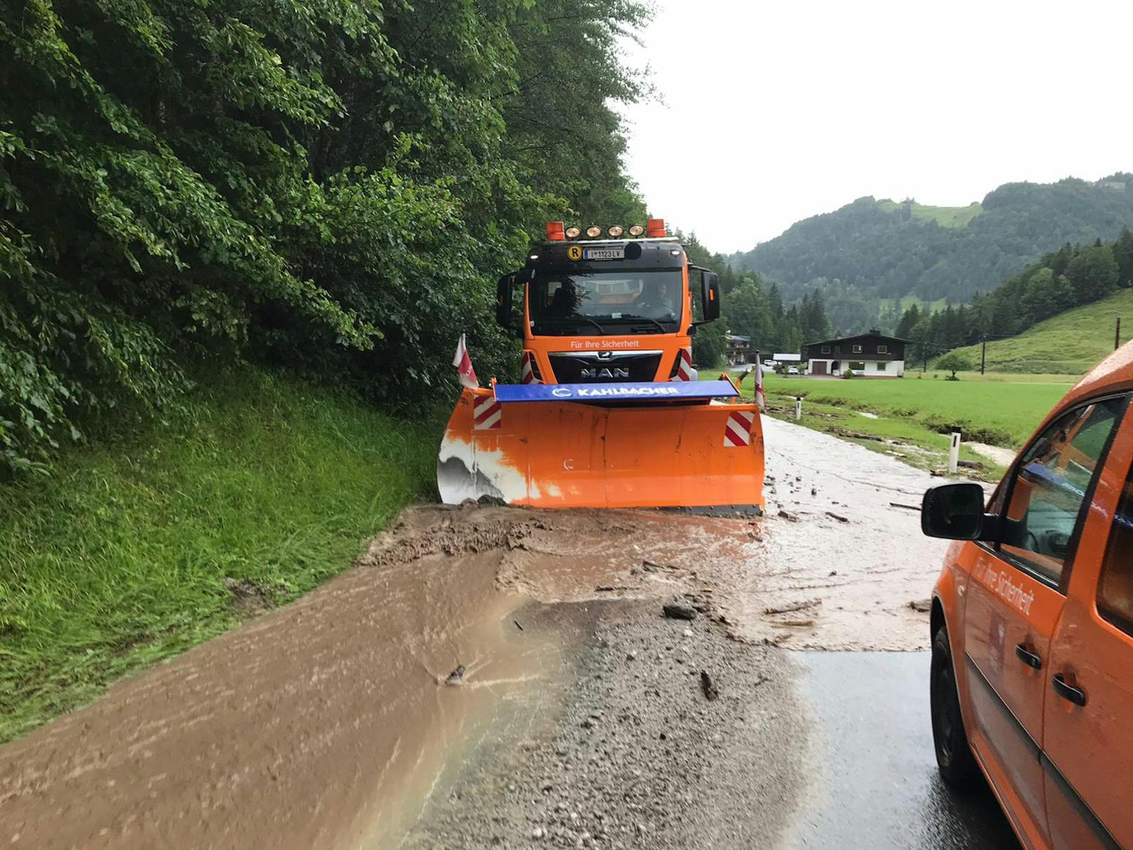 Hagelschauer und Starkregen haben am Mittwoch in Tirol eine Spur der Verwüstung hinterlassen.