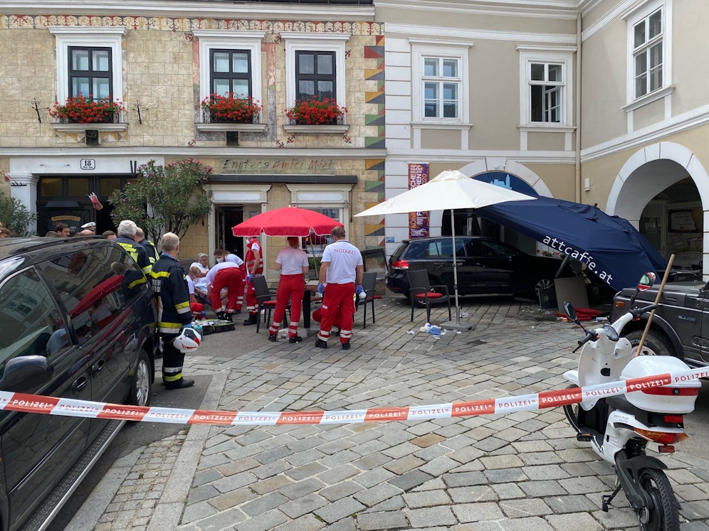 Auto fährt in Schanigarten in Perchtoldsdorf