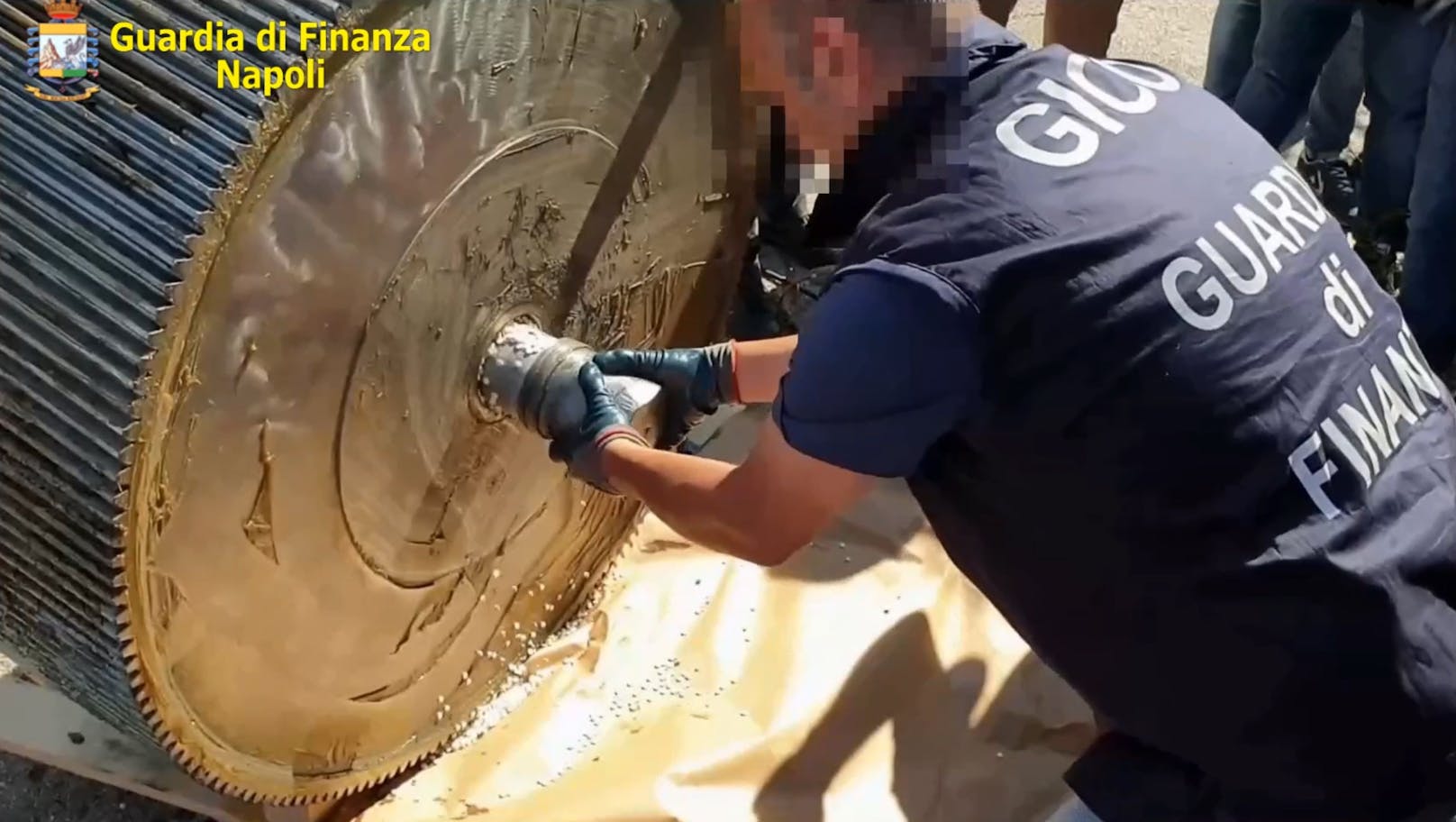 14 Tonnen Amphetamin-Pillen haben italienische Fahnder versteckt auf einem Containerschiff in Salerno entdeckt. Die Drogen sollen aus der Produktion der Terrormiliz "Islamischer Staat" (IS) in Syrien stammen.
