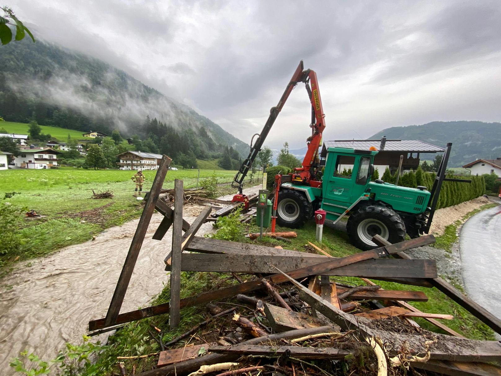 Hagelschauer und Starkregen haben am Mittwoch in Tirol eine Spur der Verwüstung hinterlassen.