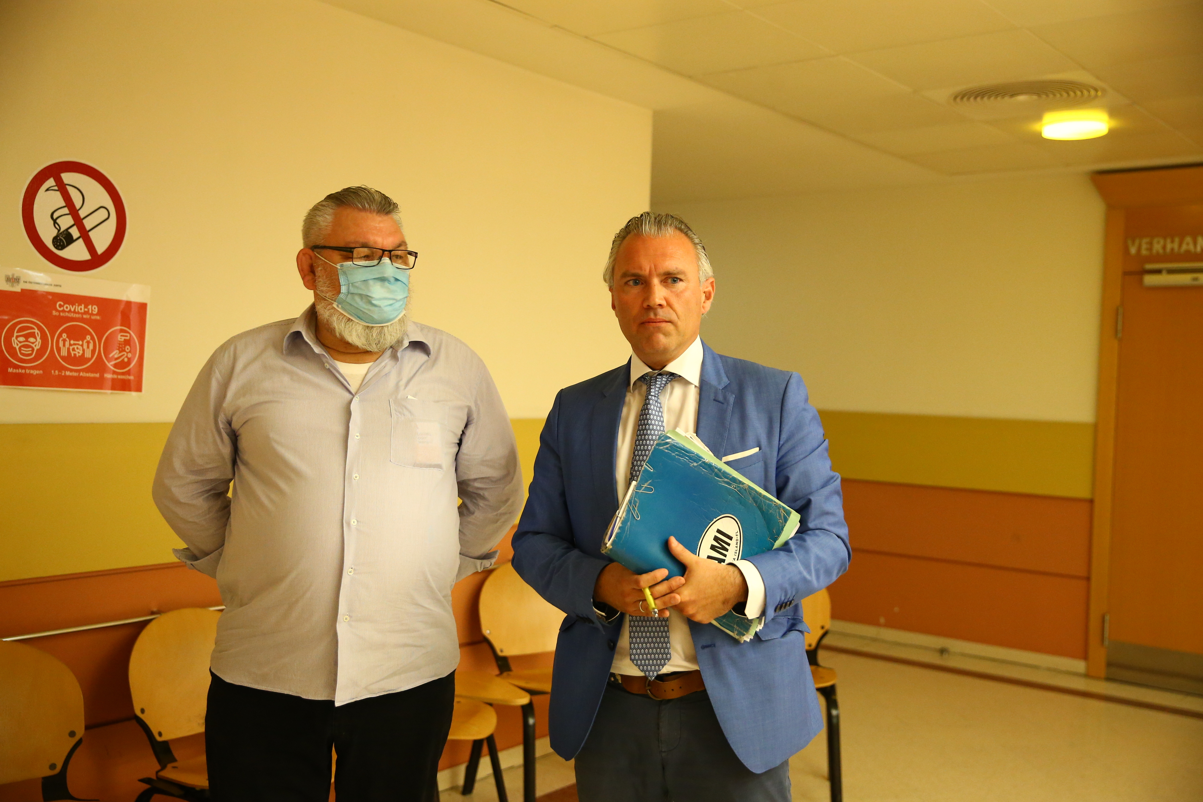 Heimkehrer Wolfgang S. mit Anwalt Normann Hofstätter