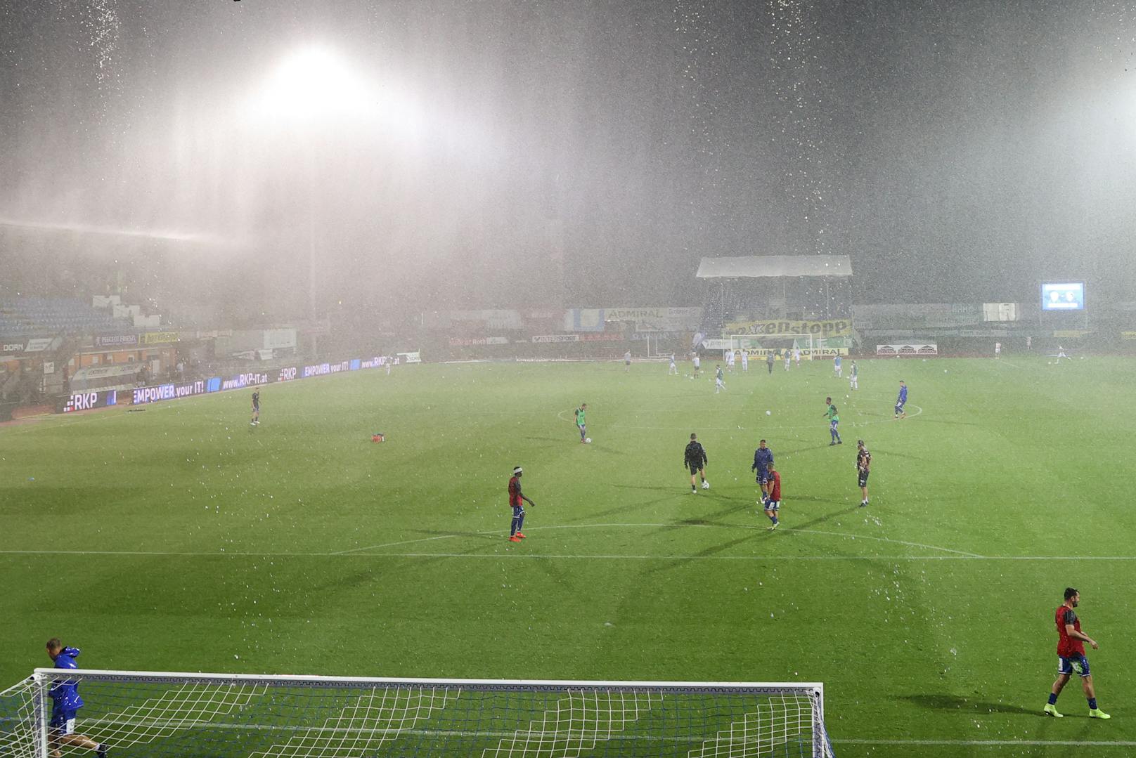 Ein heftiges Unwetter fegt über das Stadion in Hartberg.