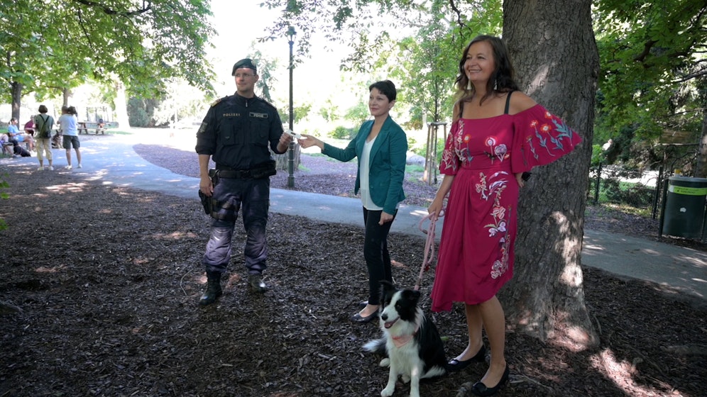 Ab sofort führen Polizei Wien und die Stadt wieder Schwerpunktkontrollen in Sachen Hundehaltung durch. (v.l.n.r.) Oberstleutnant Rudolf König (Leiter der Polizeidiensthundeeinheit) und Ruth Jily (Leiterin des Wiener Veterinäramts) halten ein Chiplesegerät, Tierschutzstadträtin Ulli Sima (SPÖ) Hündin Mavie an der Leine.