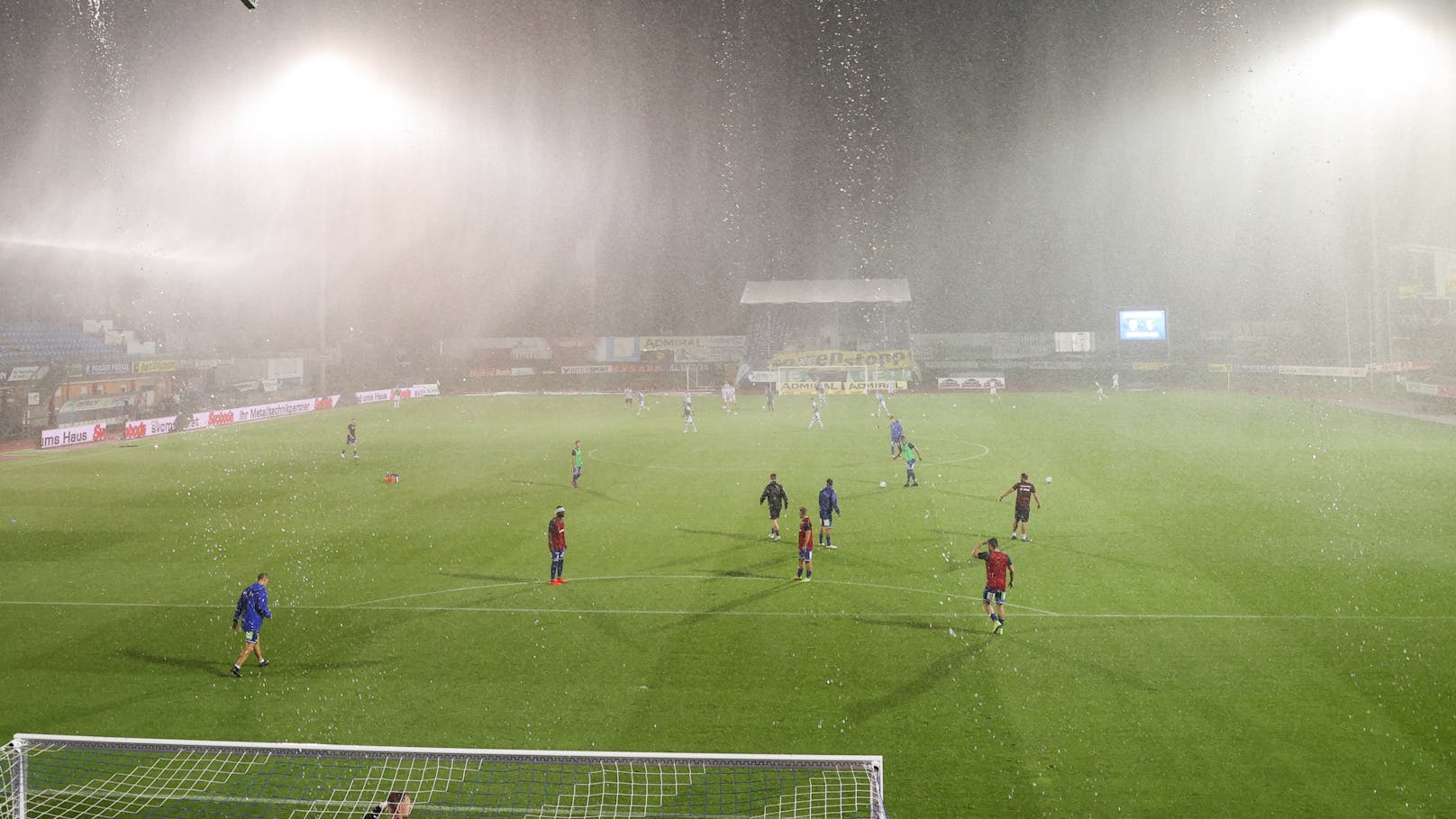 Ein heftiges Unwetter fegt über das Stadion in Hartberg.