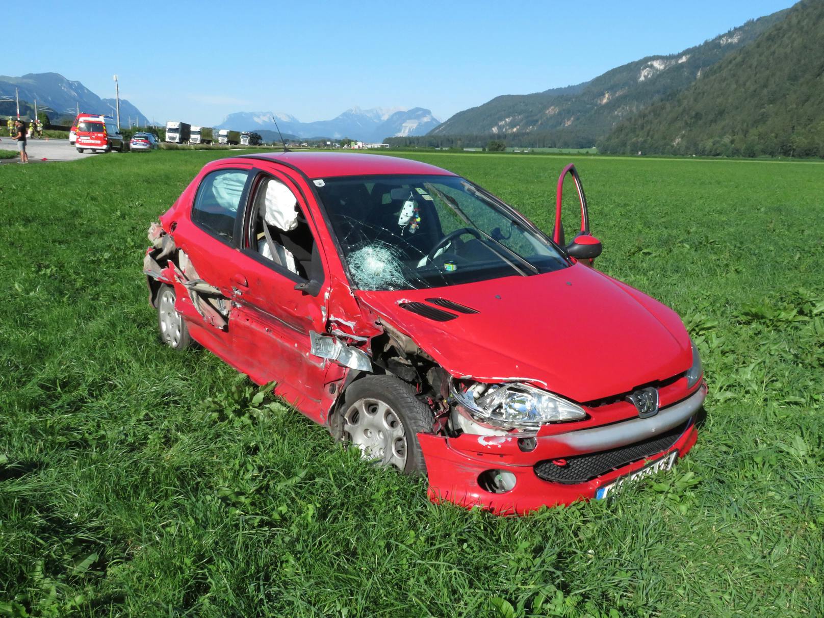 Bei dem Unfall erlitten die beiden Lenker und eine siebenjährige Mitfahrerin im Fahrzeug der 29-Jährigen Verletzungen unbestimmten Grades.