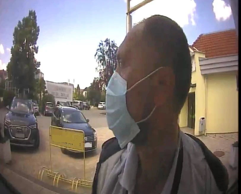 Der Gesuchte trug eine Corona-Maske