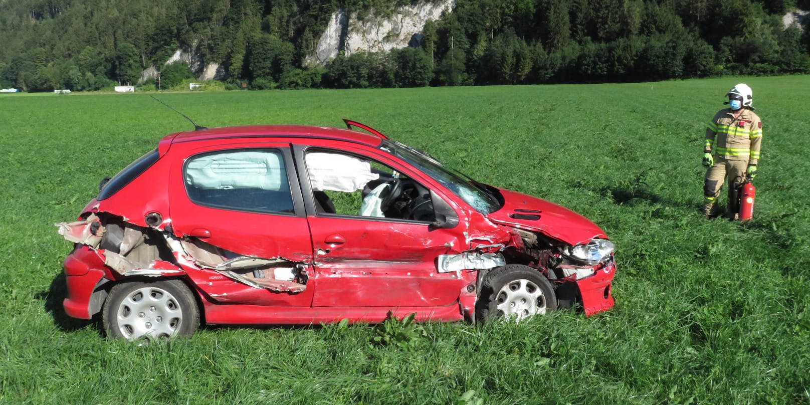 Der rote Peugeot des 29-Jährigen und ihrer Tochter wurde regelrecht aufgeschlitzt
