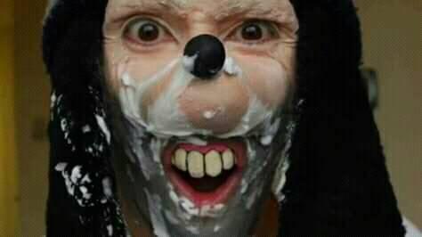 Ein unheimlicher Mann mit Goofy-Maske sorgt derzeit in den sozialen Medien für Aufsehen. Seine Videos gehen viral.