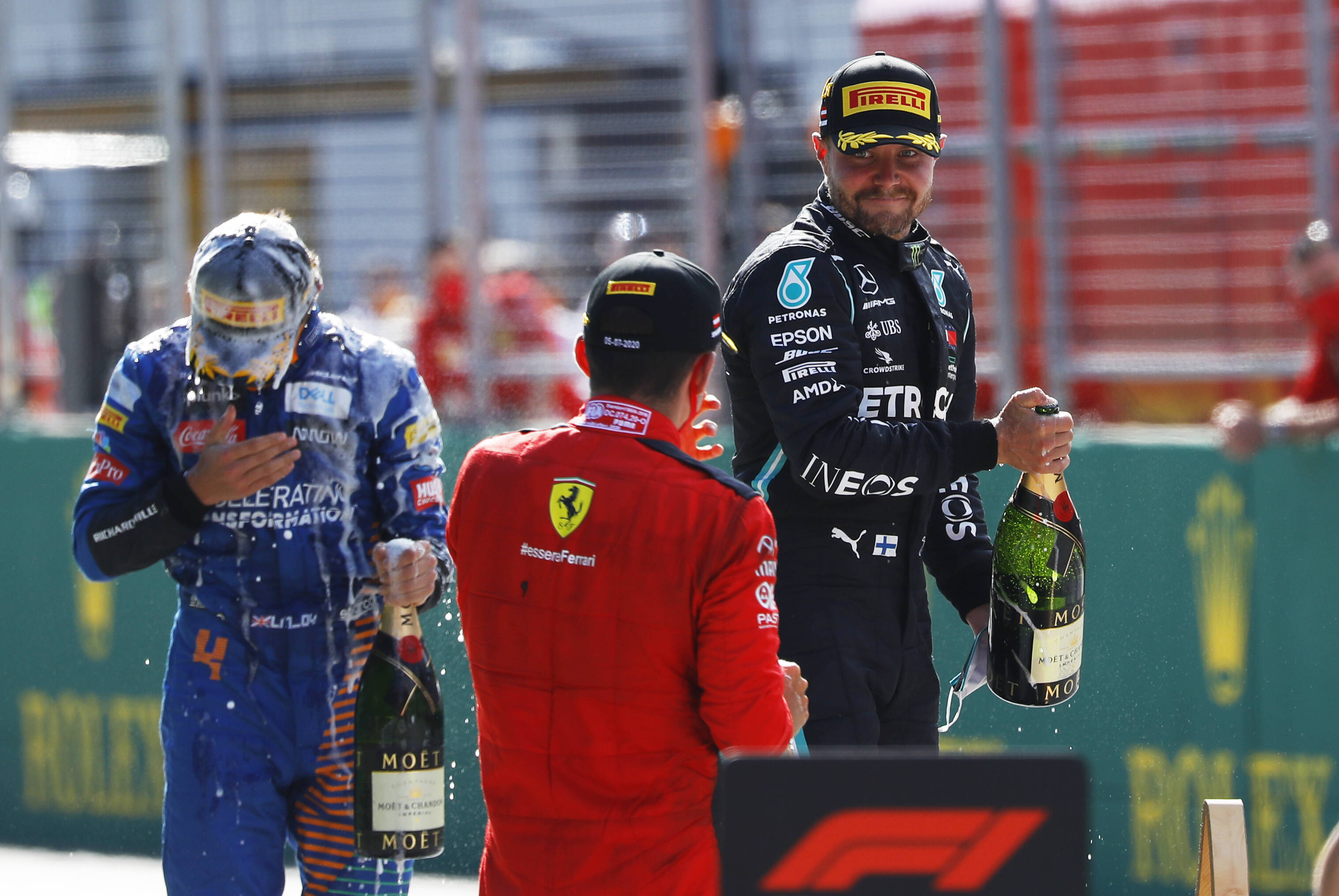 Valtteri Bottas und Charles Leclerc bei der Siegerehrung in Spielberg.