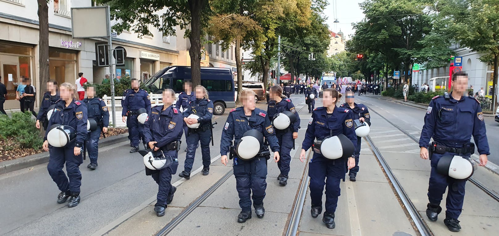 Am Freitagabend gingen in Wien wieder linke Aktivisten auf die Straße, um gegen Männergewalt und Faschismus zu demonstrieren.
