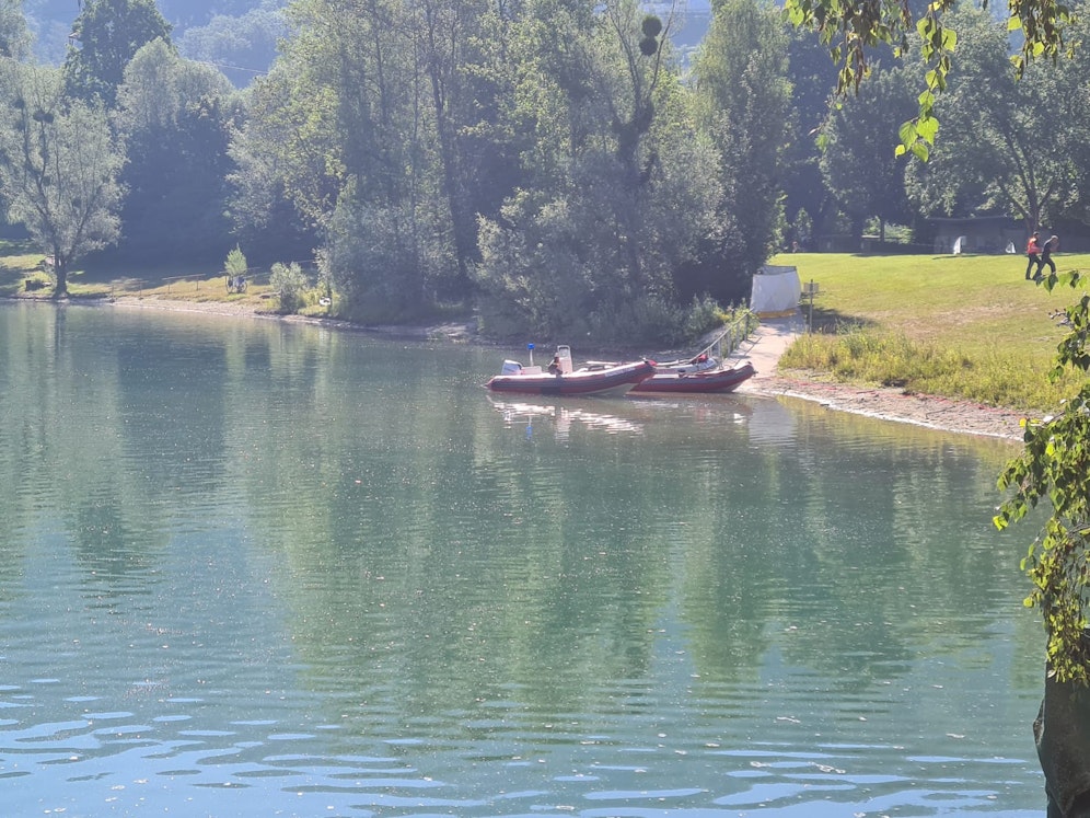 Im See wird derzeit nach dem Vermissten gesucht.