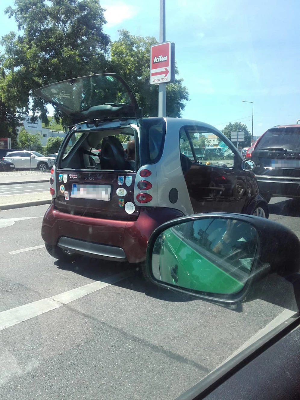 Ein Leser endeckte einen kreativen Smart-Fahrer.