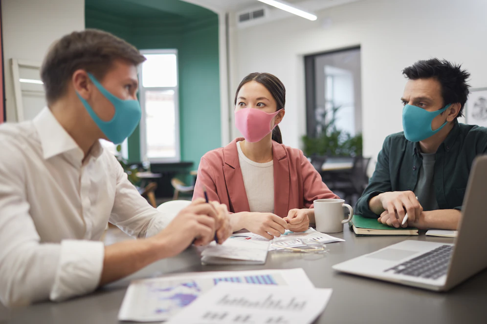 Maskenpflicht im Büro. Symbolbild