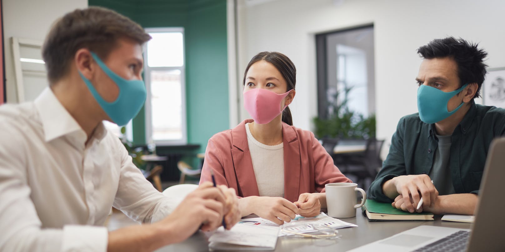 Ein Schweizer Infektiologe hofft auf eine Maskenpflicht für Büros