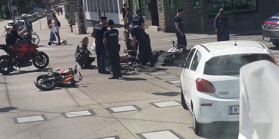 Bei der Aspernbrücke krachten zwei Motorradfahrer ineinander, nachdem ein 52-Jähriger bei Rot über die Kreuzung fuhr. Auch ein Radfahrer kam zu Sturz.