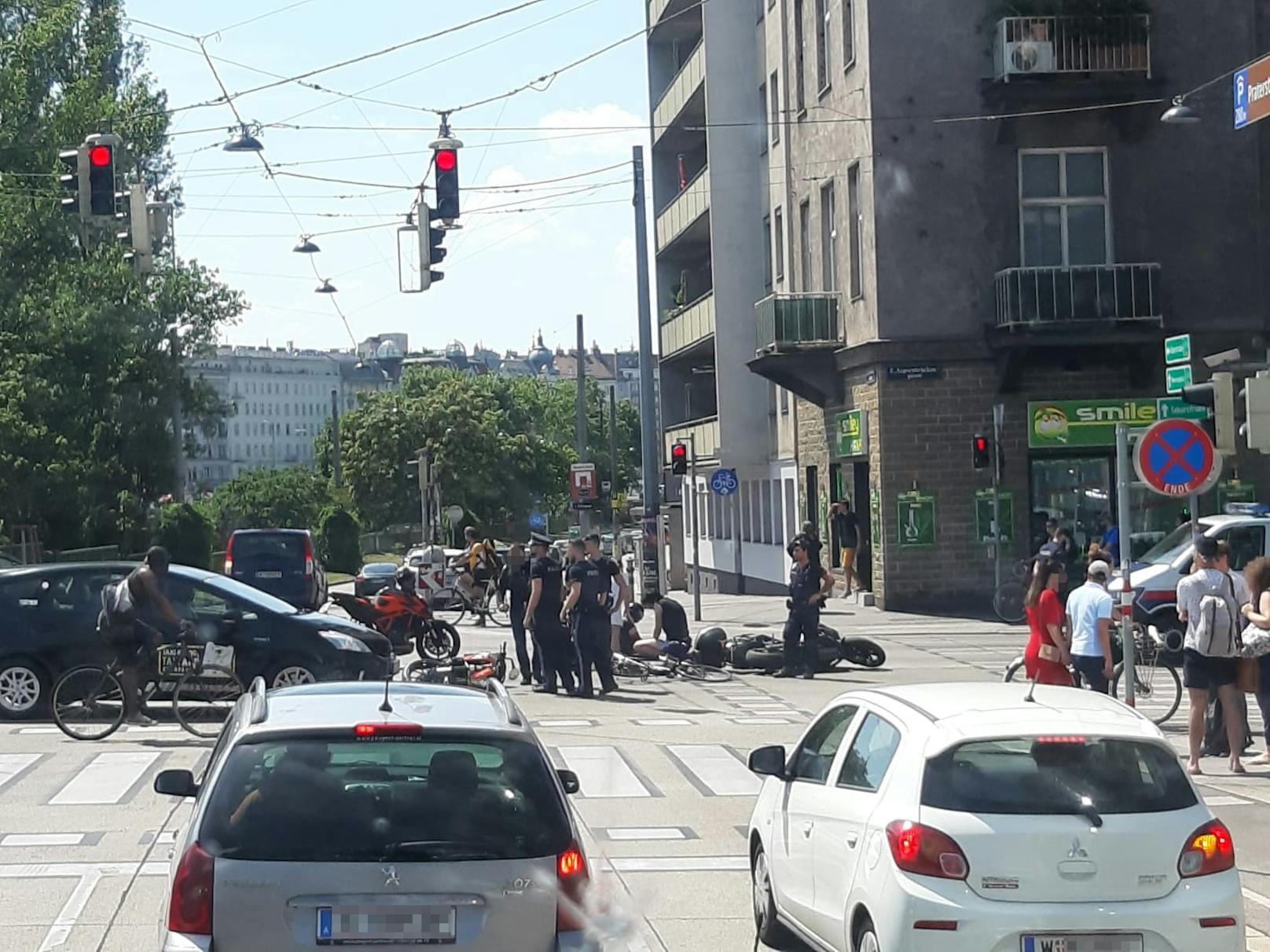 Bei der Aspernbrücke krachten zwei Motorradfahrer ineinander, nachdem ein 52-Jähriger bei Rot über die Kreuzung fuhr.