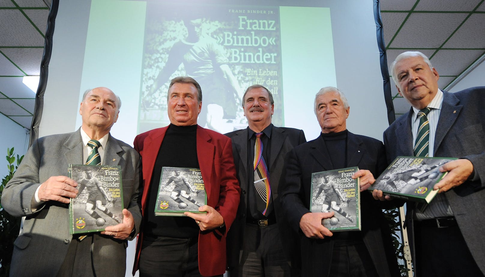 Alfred Körner, Walter Skocik, Franz Binder Jr. (Mitte), Rudolf Flögel und Ex-Rapid-Präsident Rudolf Edlinger im November 2011 bei der Buchpräsentation "Franz 'Bimbo' Binder. Ein Leben für den Fußball" im Hanappi-Stadion in Wien.