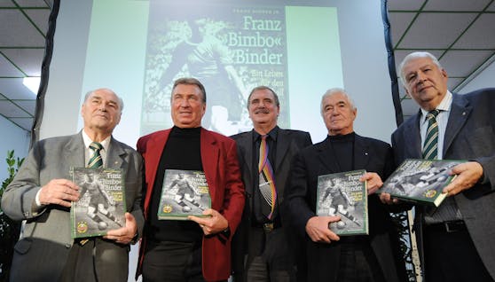 Alfred Körner, Walter Skocik, Franz Binder Jr. (Mitte), Rudolf Flögel und Ex-Rapid-Präsident Rudolf Edlinger im November 2011 bei der Buchpräsentation "Franz 'Bimbo' Binder. Ein Leben für den Fußball" im Hanappi-Stadion in Wien.