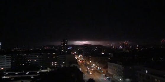 Blitze zuckten am Himmel über Wien