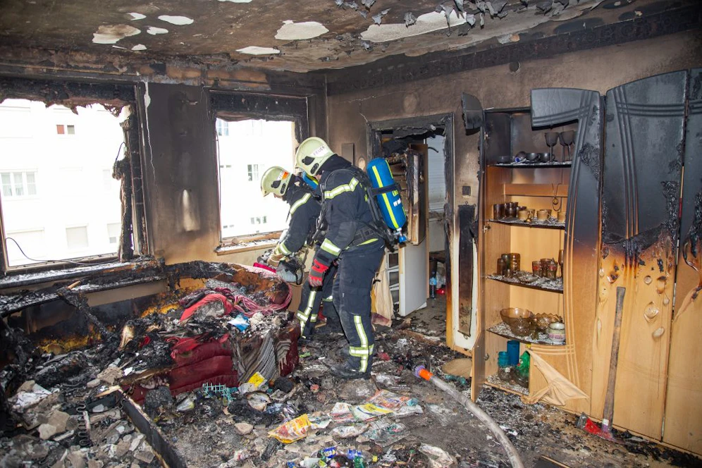 Die Feuerwehr beim Nachlöschen.