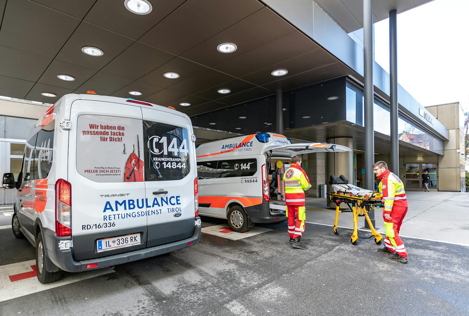 Krankenwagen vor Innsbrucker Klinik