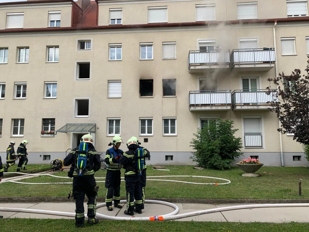 Rauch drang aus dem Fenster.