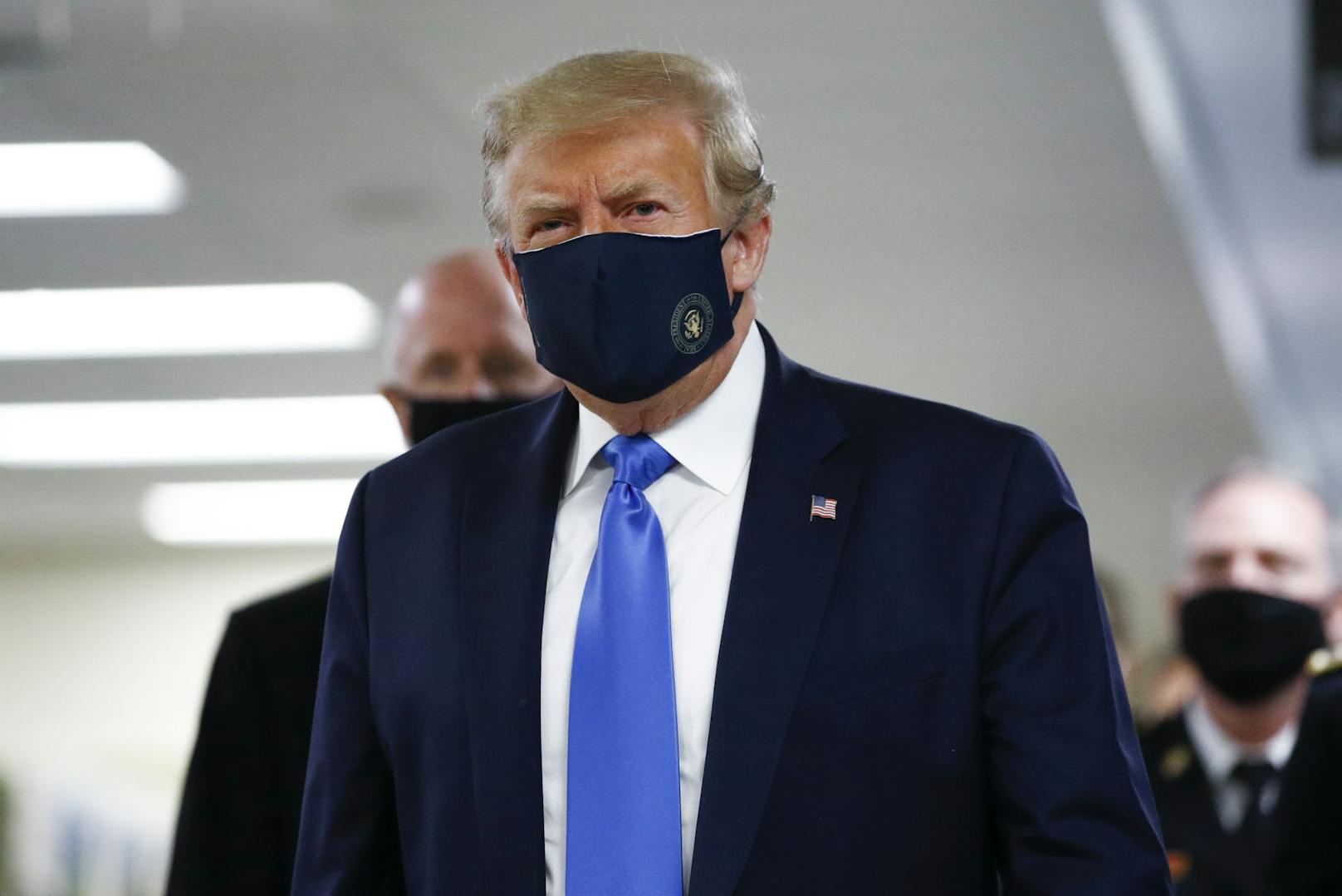 Beim Besuch eines Militärkrankenhauses bei Washington hat US-Präsident Donald Trump erstmals bei einem öffentlichen Auftritt eine Maske getragen.