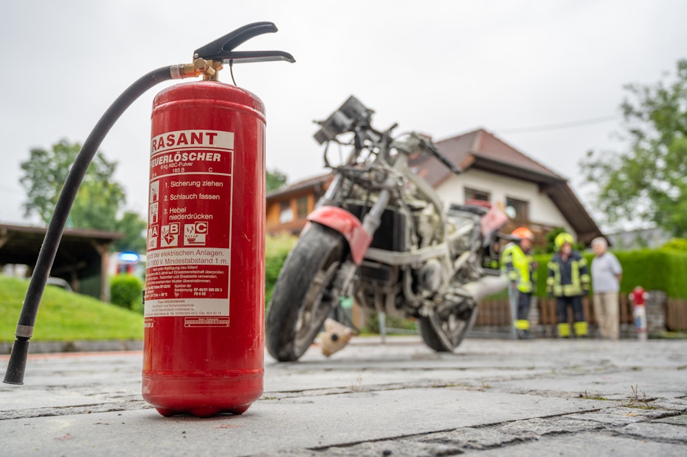 Der Mann löschte noch selbst mit einem Feuerlöscher den Brand.