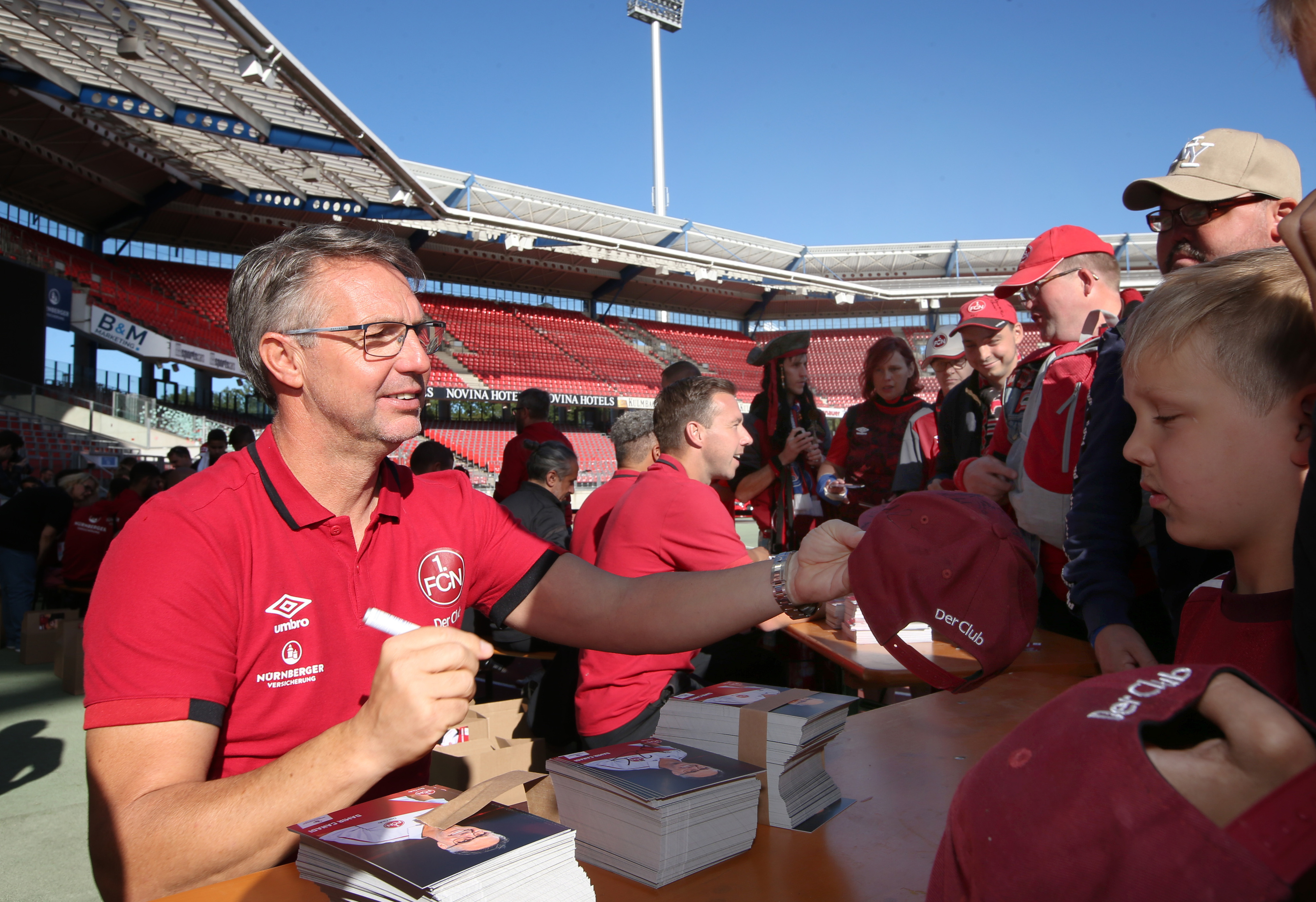 Damir Canadi signierte 2019 nach dem Vertrag auch Autogramm-Karten.