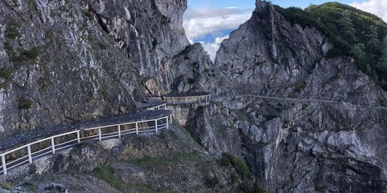 Ein 13-jähriger Bub wurde beim Zustieg zur Eisriesenwelt von einem Steinschlag getötet.