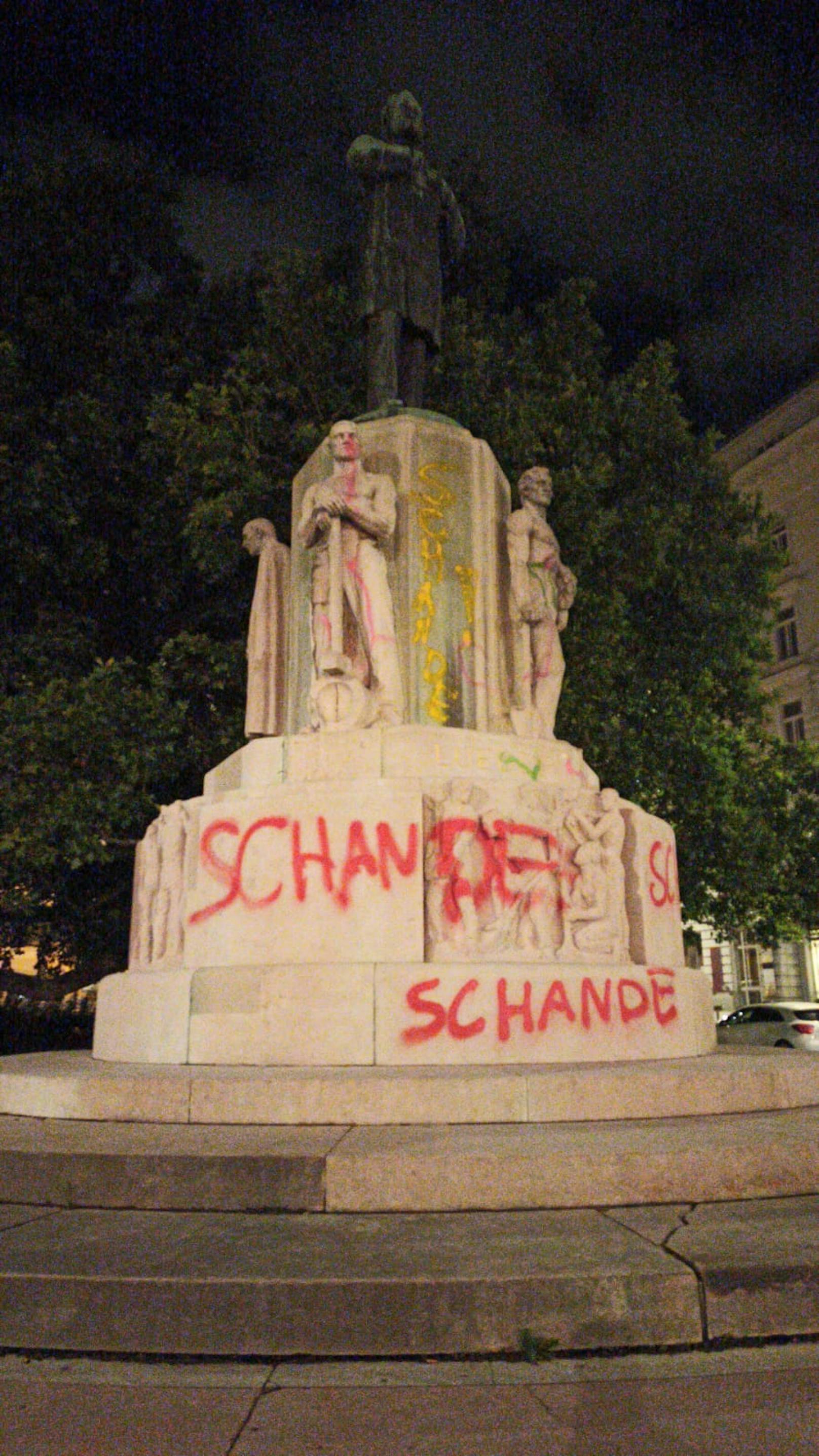 Das Lueger-Denkmal in der Wiener Innenstadt wurde abermals beschmiert, diesmal mit "Schande"-Schriftzügen.