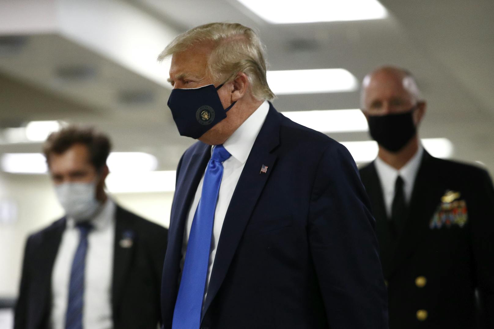 Dass Trump bislang keinen Mund-Nasen-Schutz trug, begründete das Weiße Haus damit, dass der Präsident regelmäßig auf Corona getestet werde.
