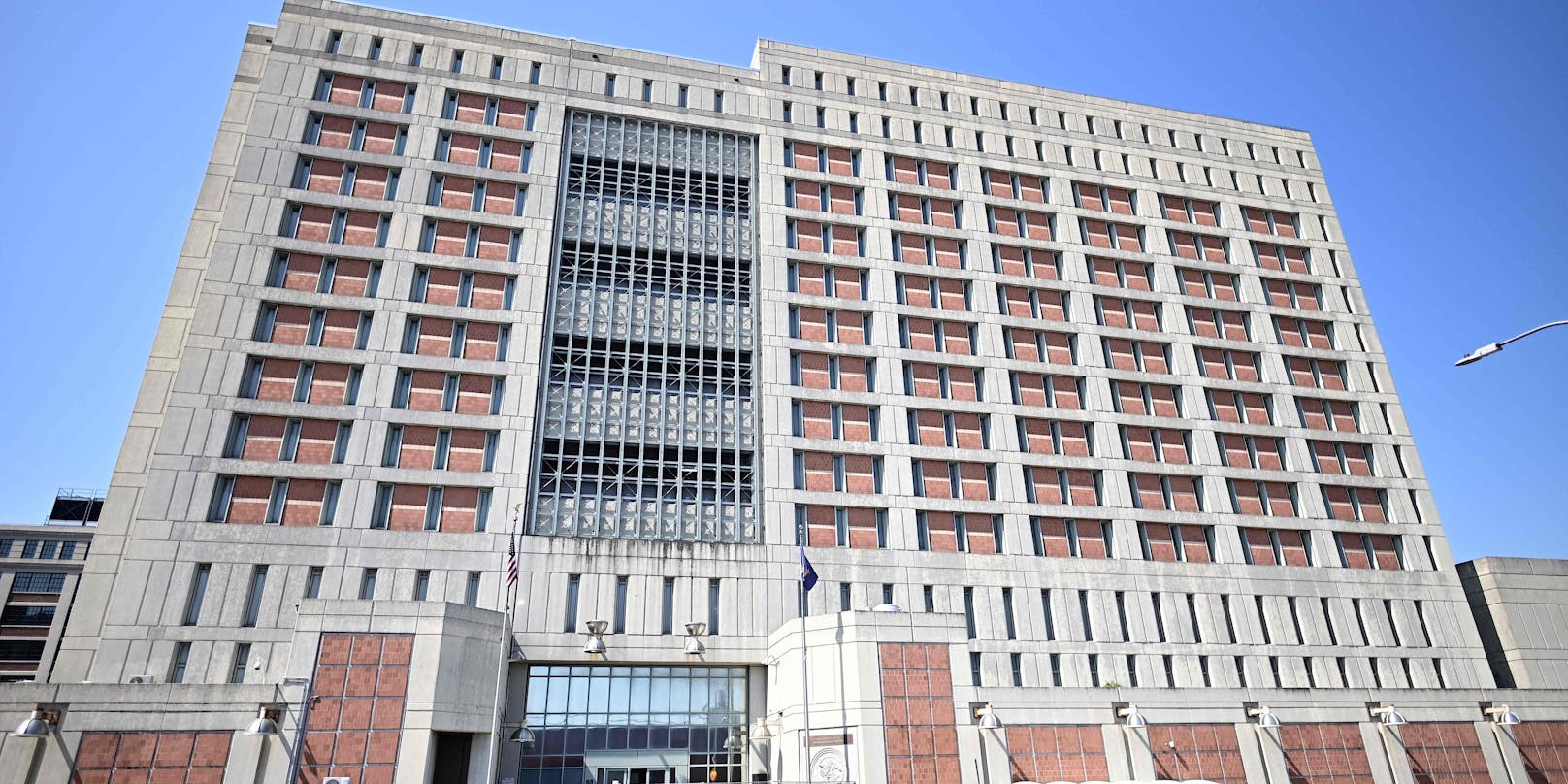 Die Epstein-Vertraute Ghislaine Maxwell wartet im Metropolitan Detention Centre in Brooklyn (New York) auf ihren Prozess.