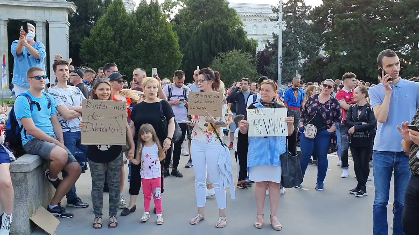 Am Schwarzenbergplatz demonstrieren mehrere Hundert gegen die derzeitige Polizeigewalt und Zensur am Balkan.