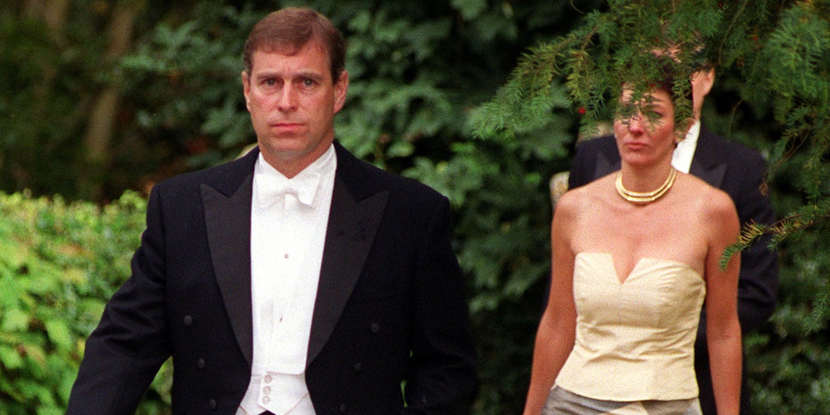Not amused.&nbsp;Ghislaine Maxwell begleitete Prinz Andrew im Jahr 2000 sogar zu einer Hochzeit von Freunden.