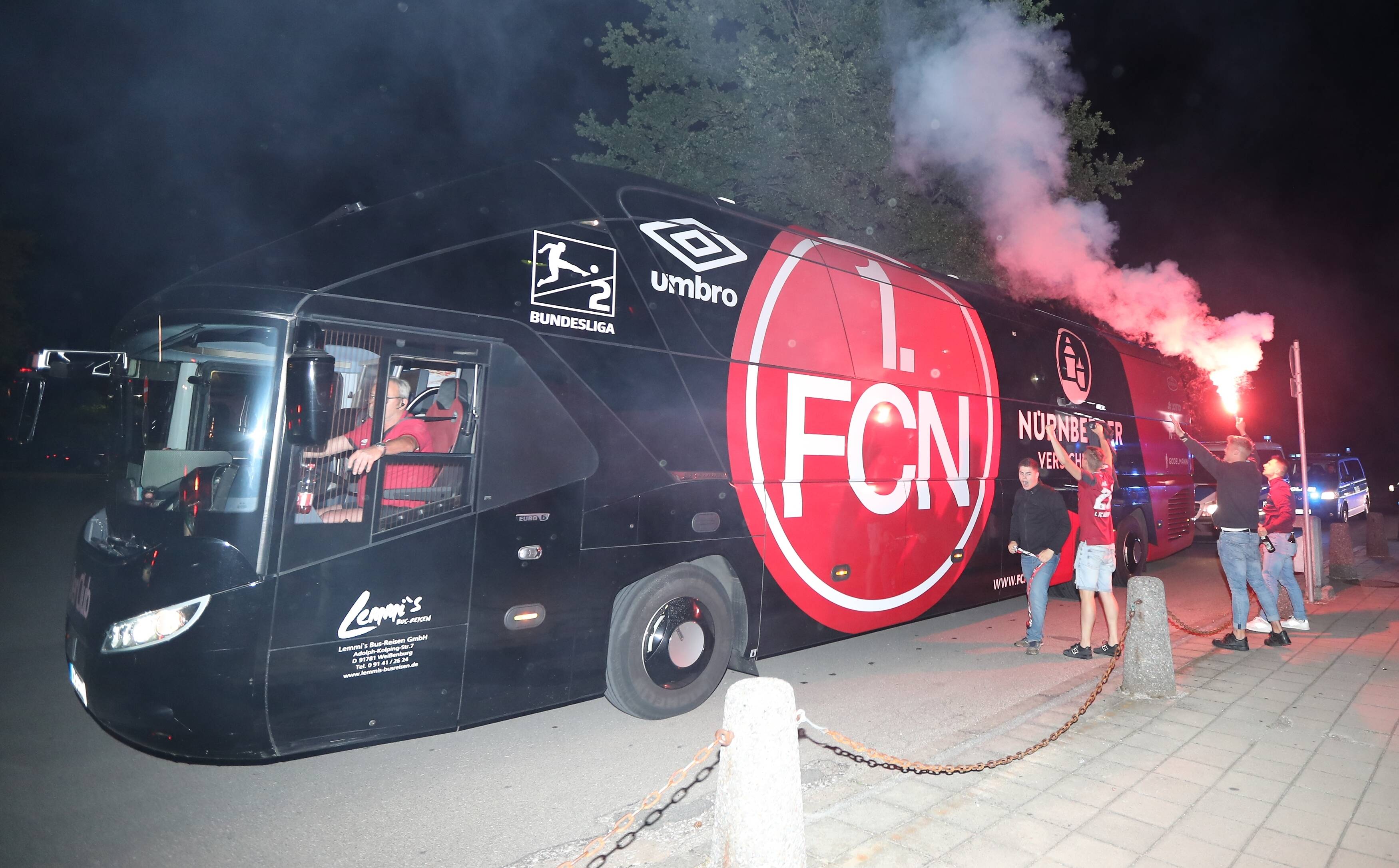Der Nürnberg-Bus im Zweikampf mit den Fans