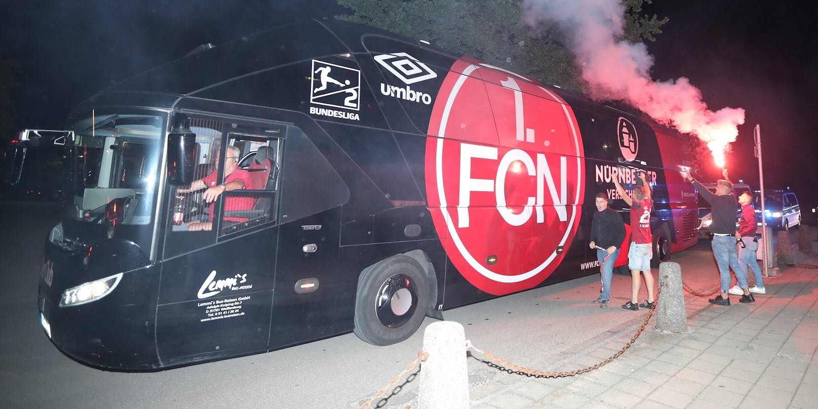 Der Nürnberg-Bus im Zweikampf mit den Fans