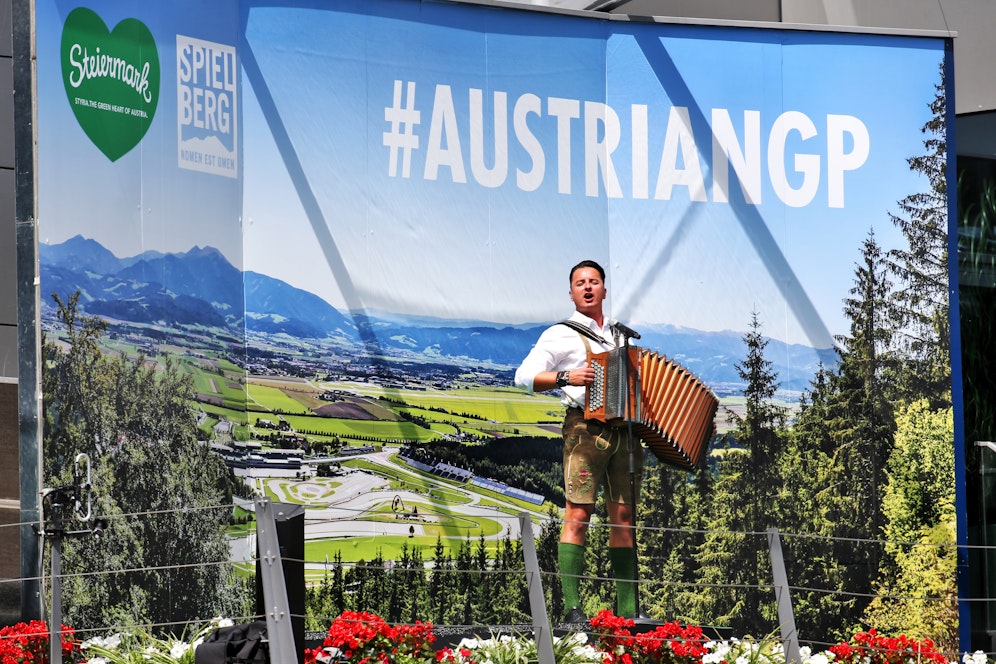 Andreas Gabalier (r.) singt für Lewis Hamilton und Co.