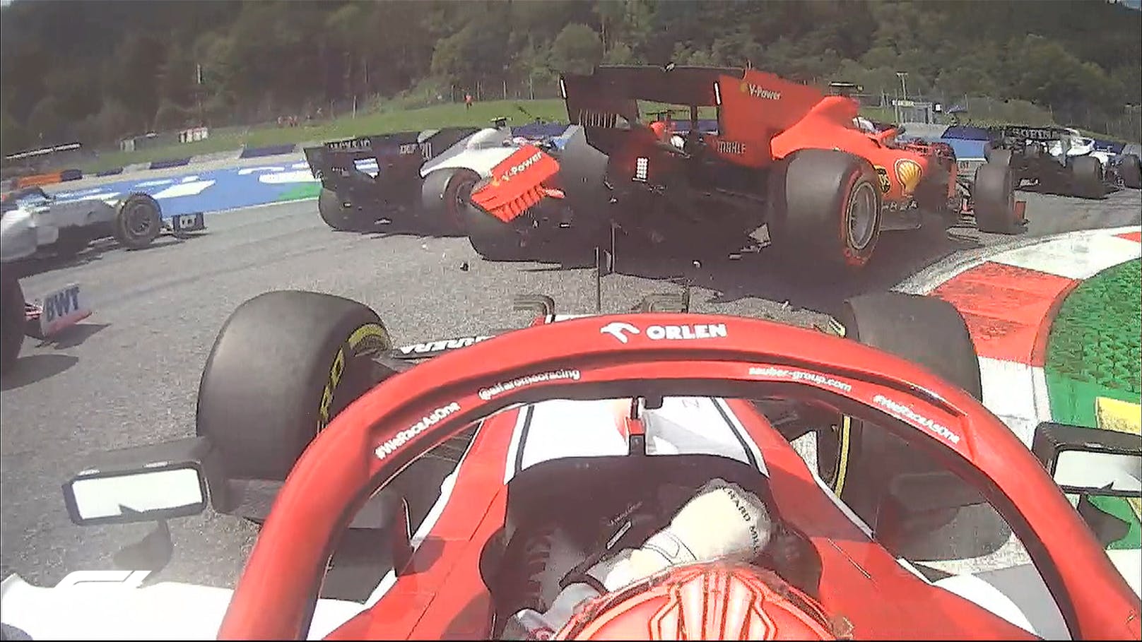 Für Ferrari setzte es ein Debakel: Doppelausfall nach einem Crash in Runde eins.