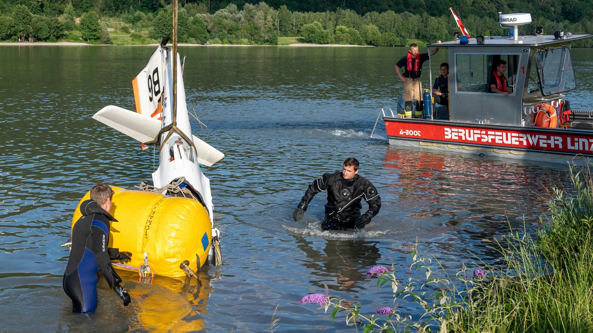 Die Feuerwehr barg Teile des völlig zerstörten Segelfliegers aus der Donau.
