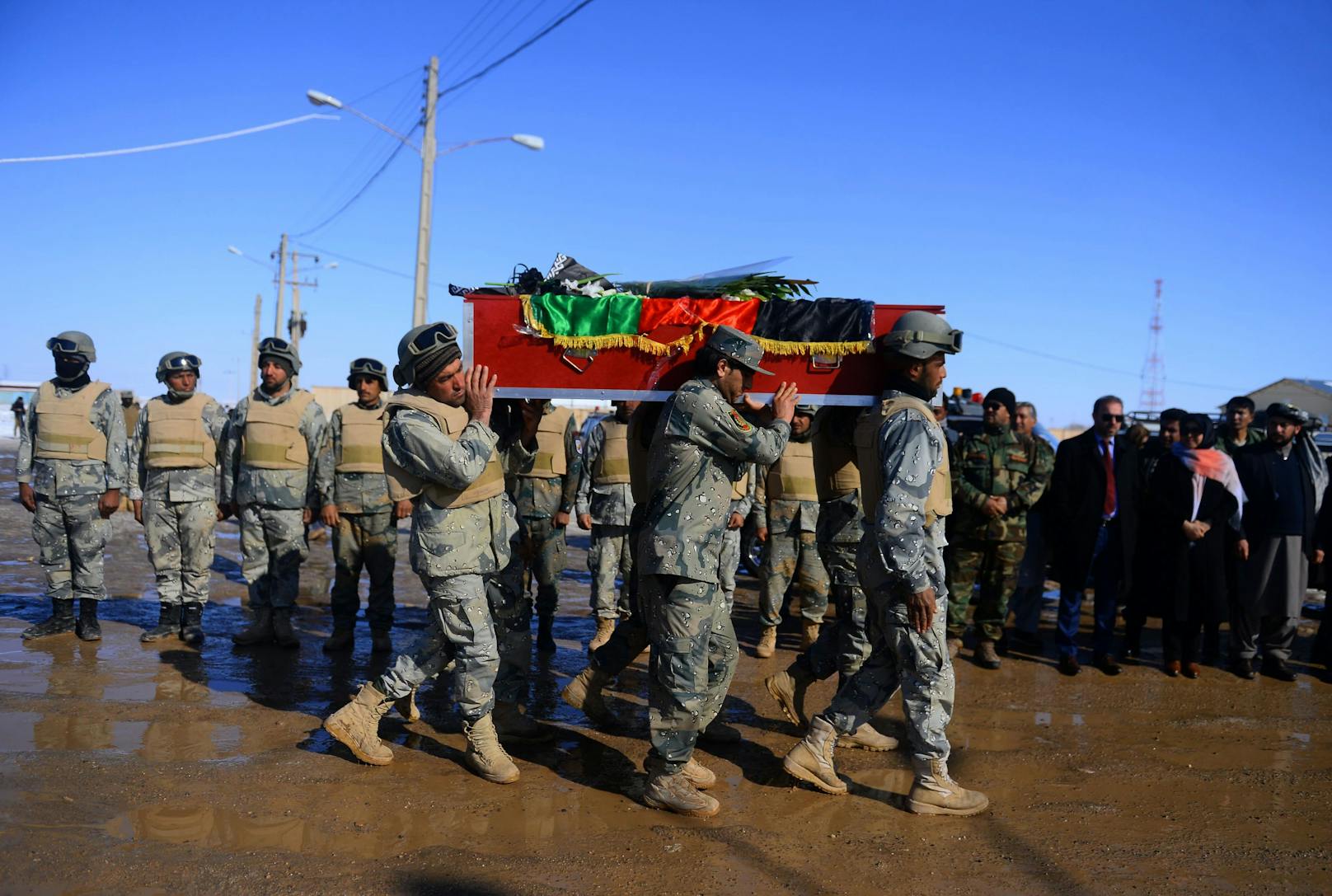 Afghanische Grenzwächter tragen ein Todesopfer der abgeschossenen Passagierfliegers PS752 (17. Jänner 2020)