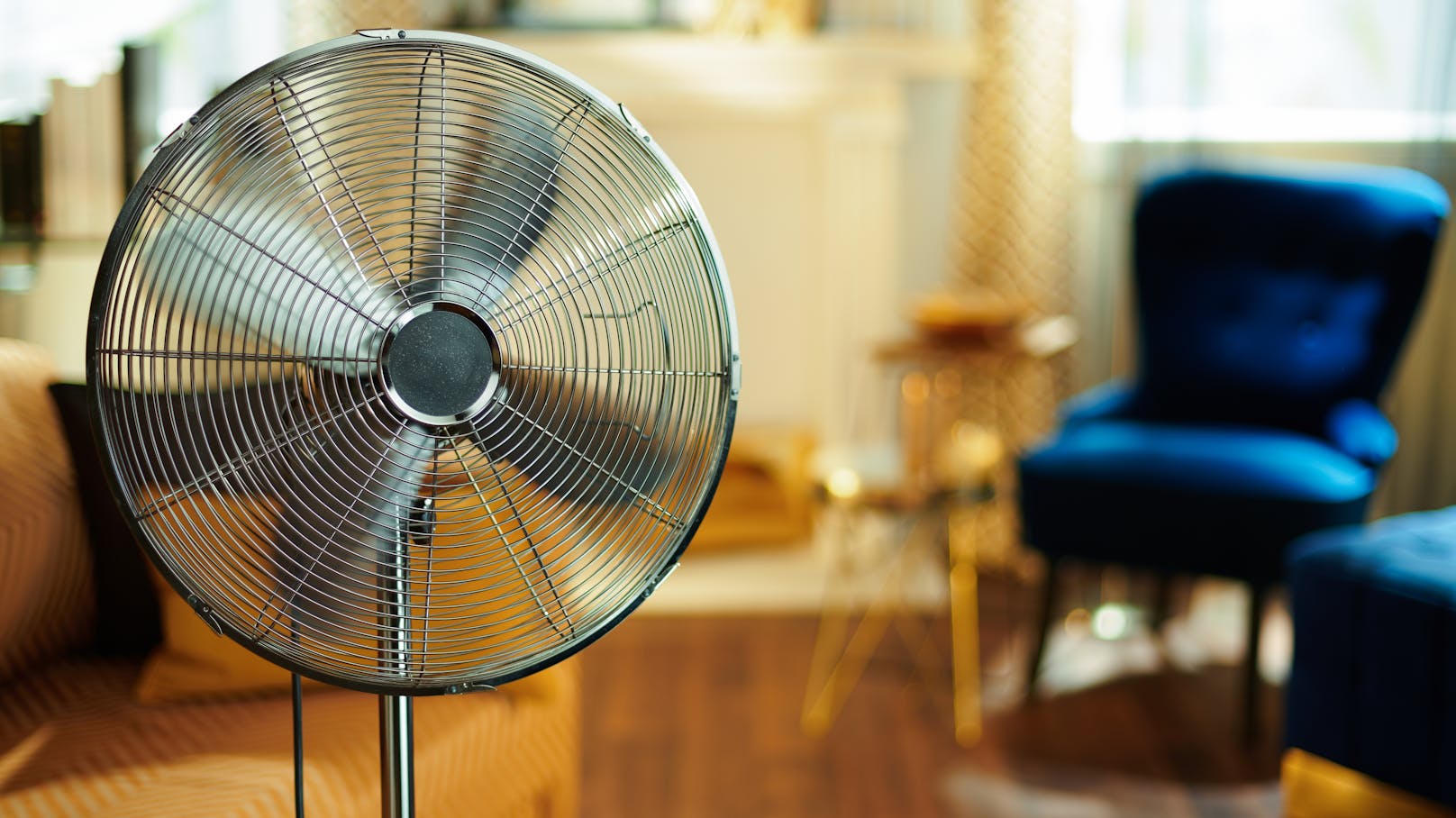 Ein Ventilator kann den Raum zwar nicht abkühlen, der Luftzug macht die Hitze aber erträglicher.