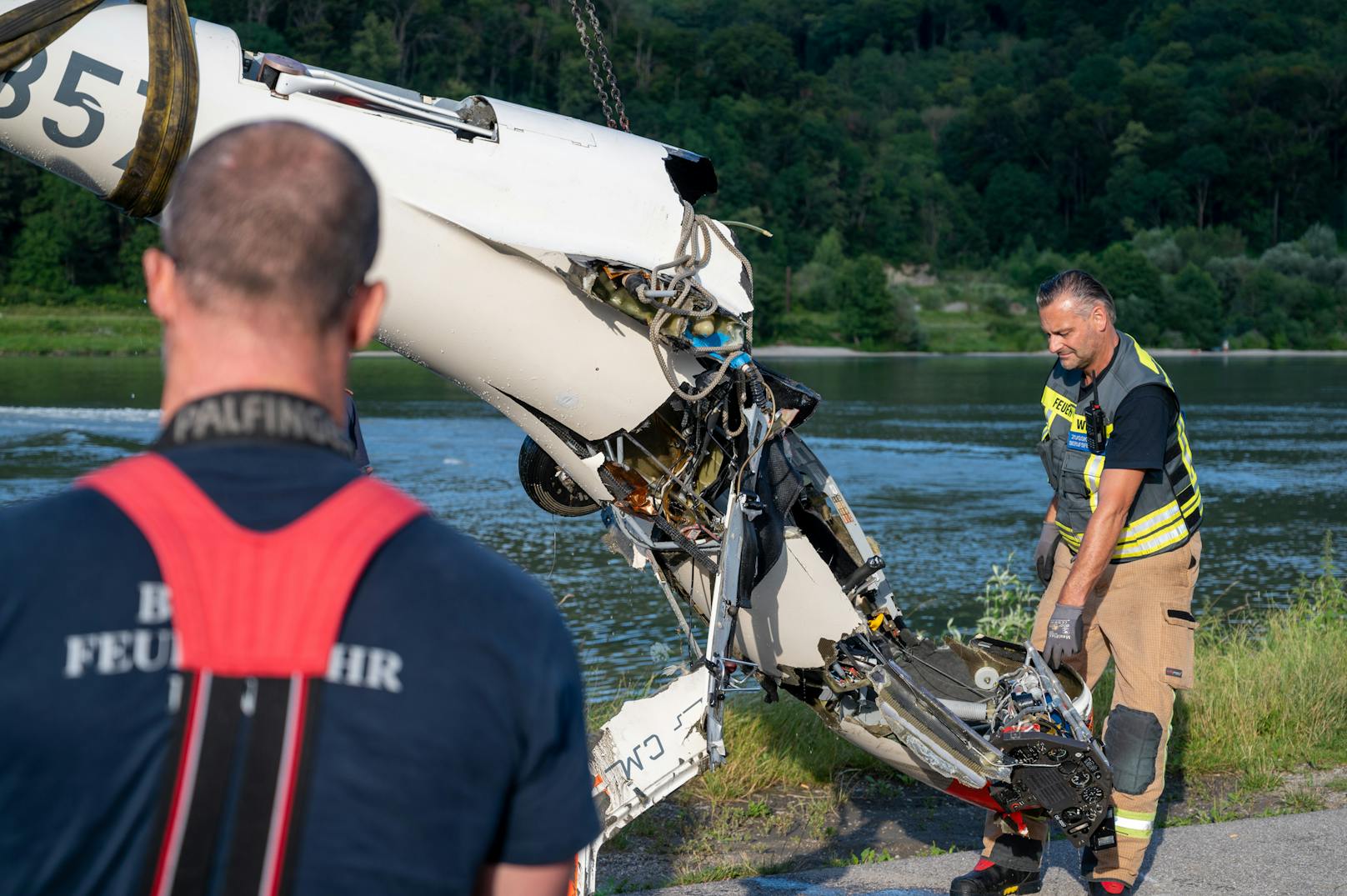 Die Feuerwehr barg Teile des völlig zerstörten Segelfliegers aus der Donau.