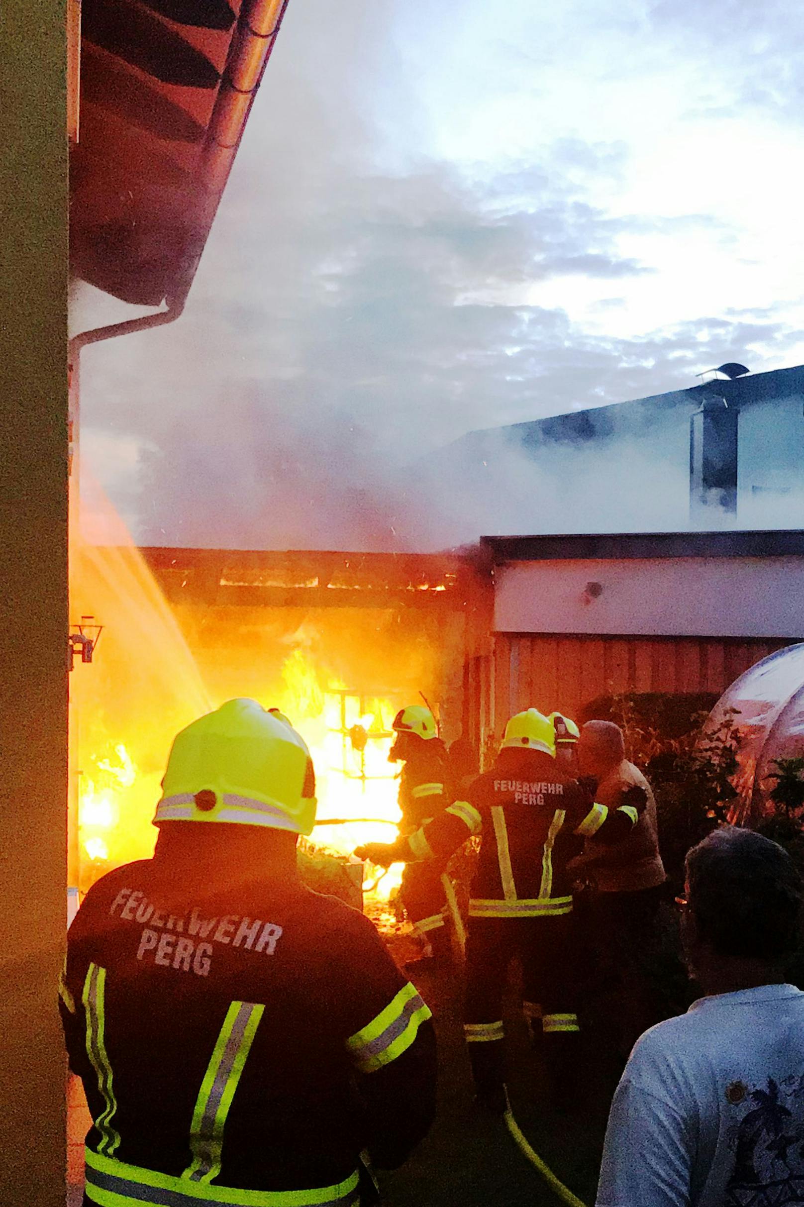 Ein Schuppenbrand hielt die Freiwillige Feuerwehr von Perg am Sonntag (12.07. 2020) auf Trab.
